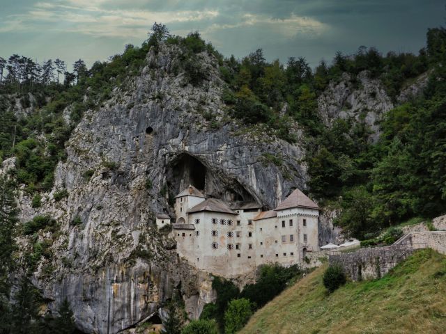 Höhlenburg_Predjama_in_Slovenien
